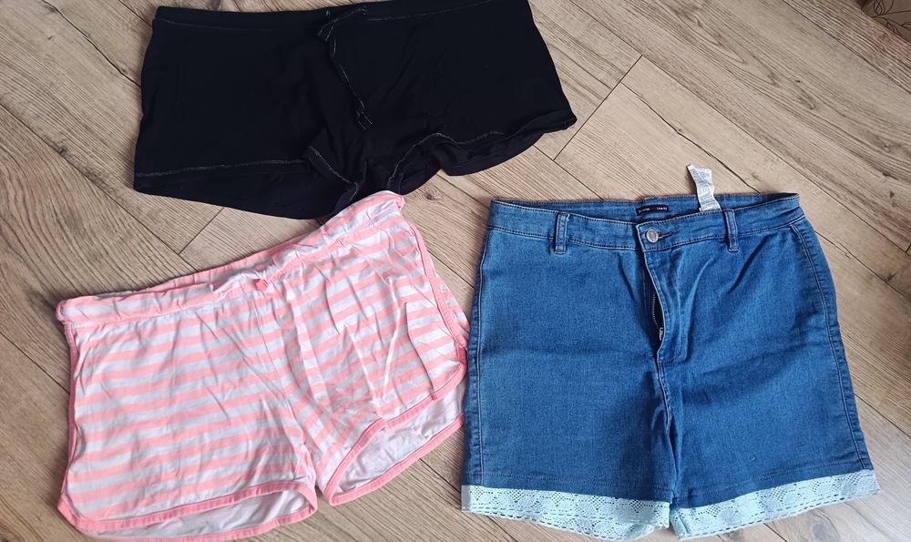 106. Zestaw ubrań damskich