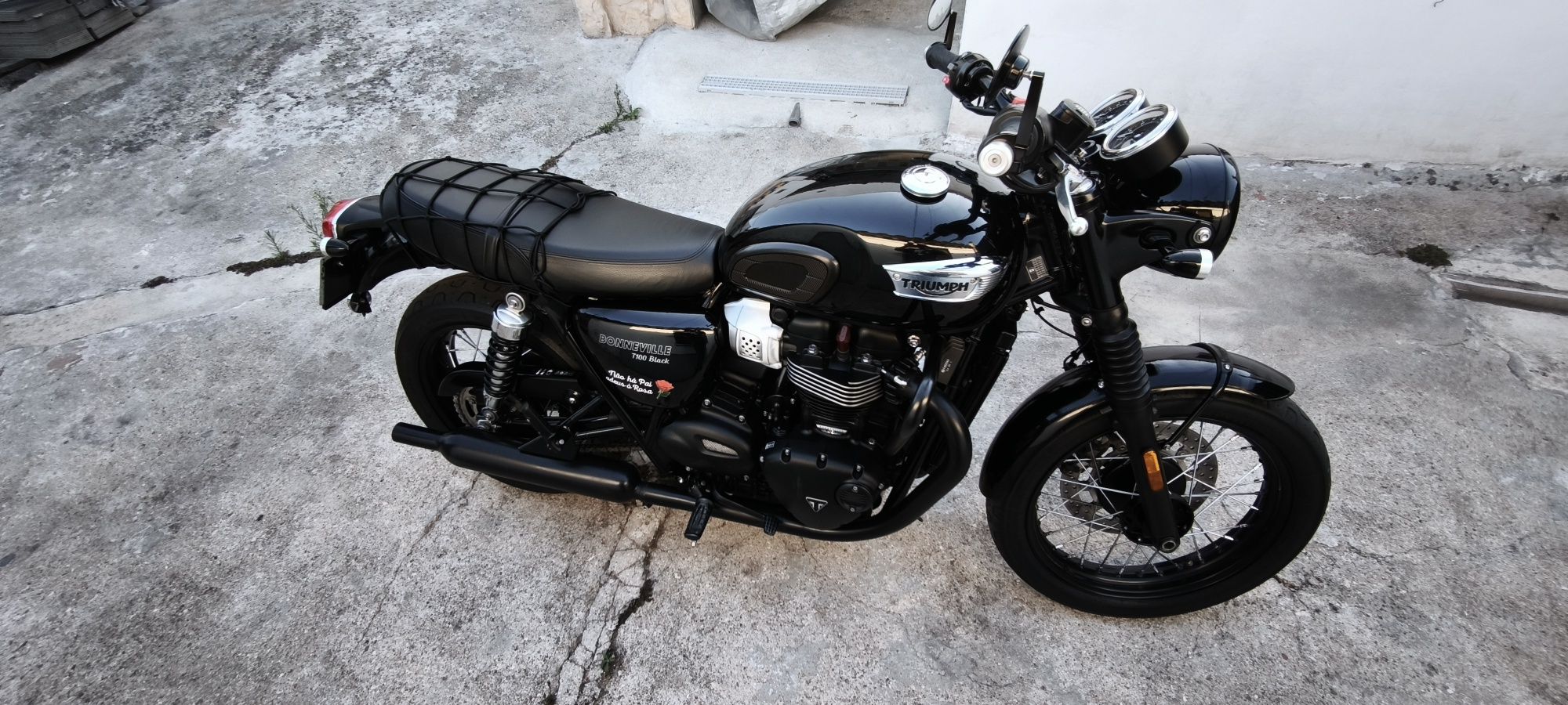 Triumph bonnevile T100 Black edition.