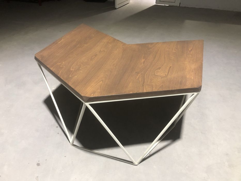 Офісний стіл в стилі лофт.