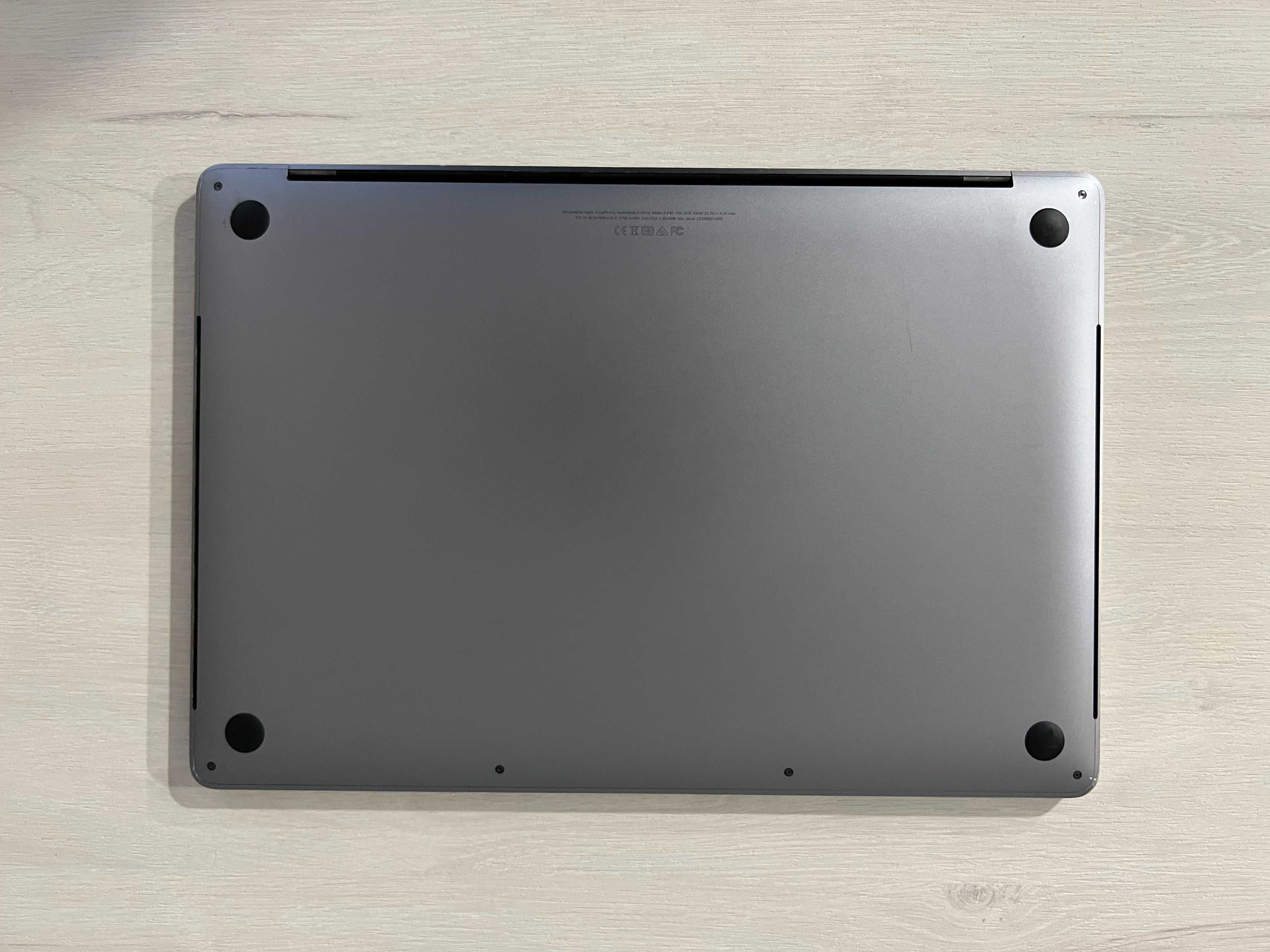 Продам Apple MacBook Pro 15" 2TB (2018), Новая батарея, Комплектация