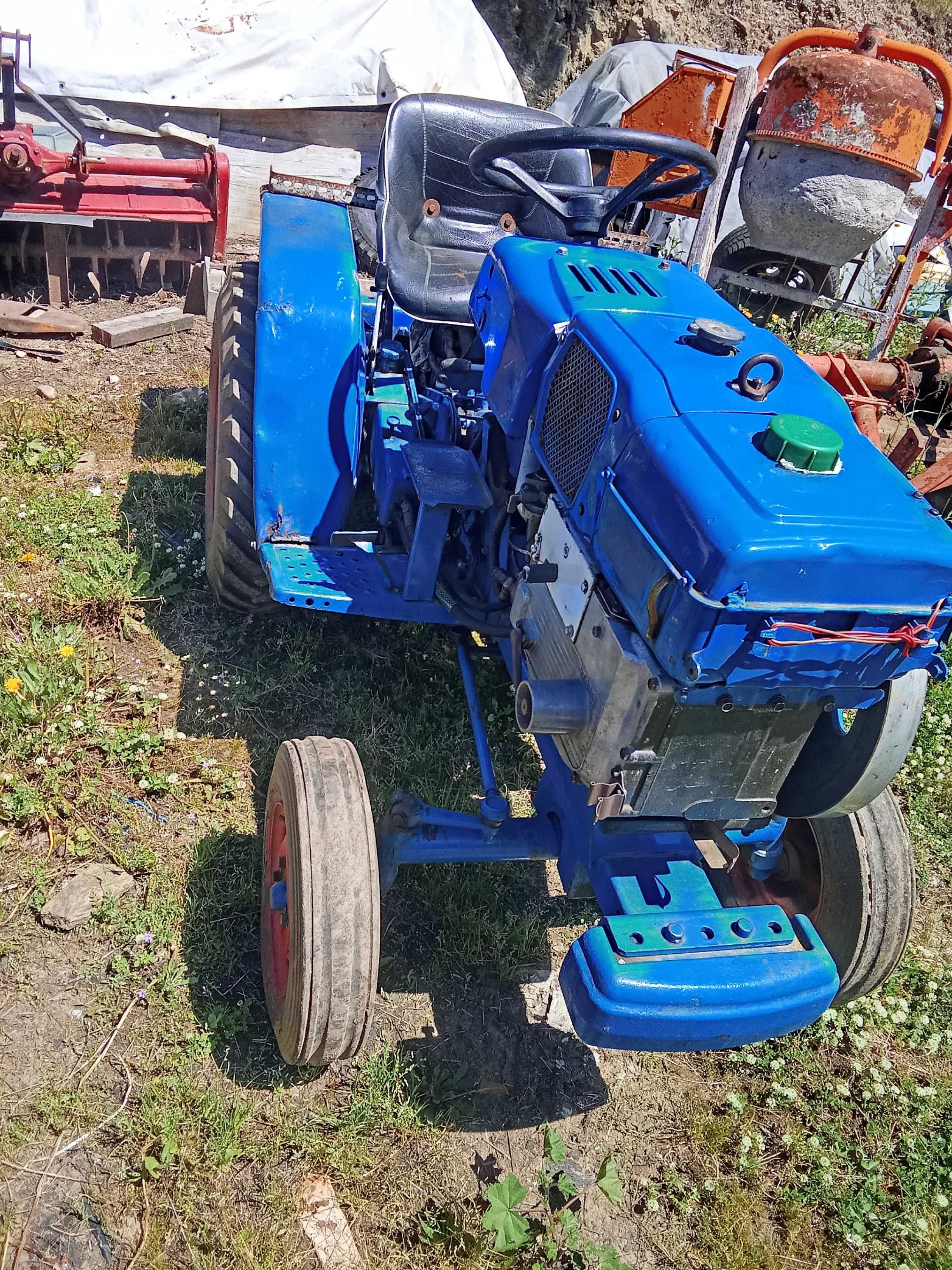 Trator Hinomoto com frese