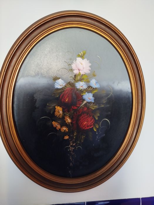 Quadro oval em pintura