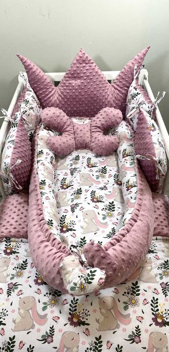 Zestaw do łóżeczka z koroną i kokonem Króliczki i brudny róż Minky