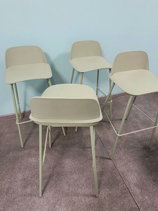 Nowoczesne hokery Beliani – pastelowy komplet