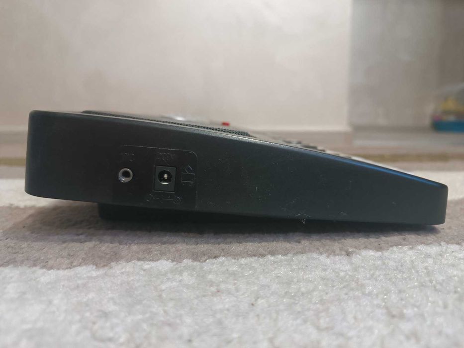 Продається синтезатор в хорошому стані.