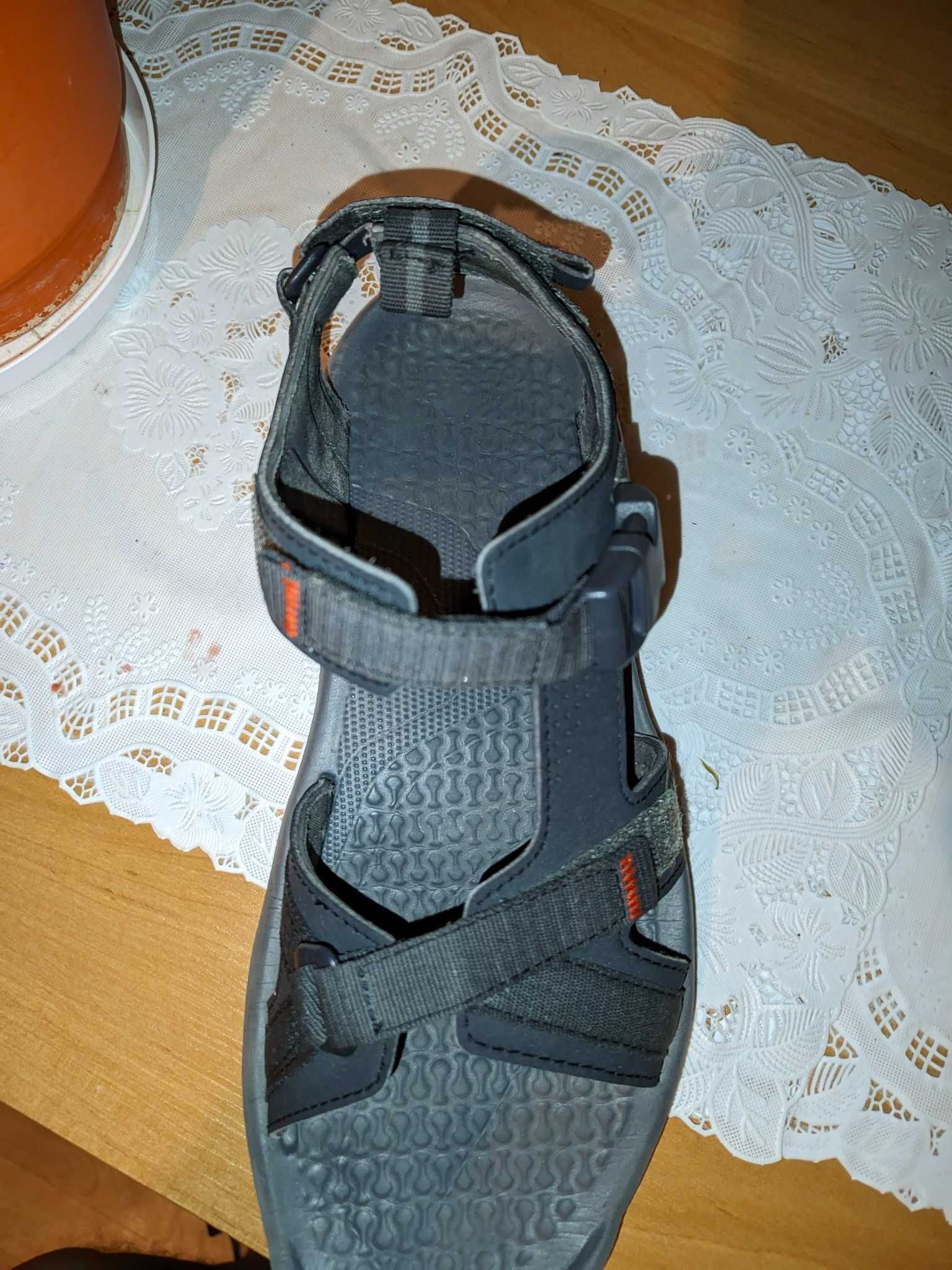 Sandały unisex Decathlon noszone chwilę