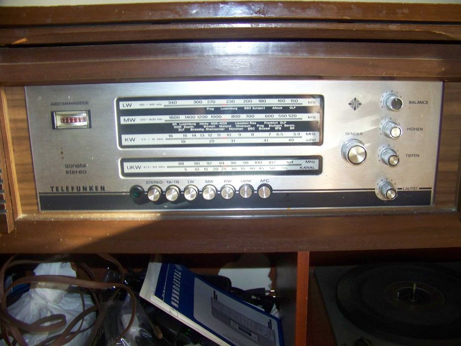 rádio e giradiscos telefunken em móvel de madeira