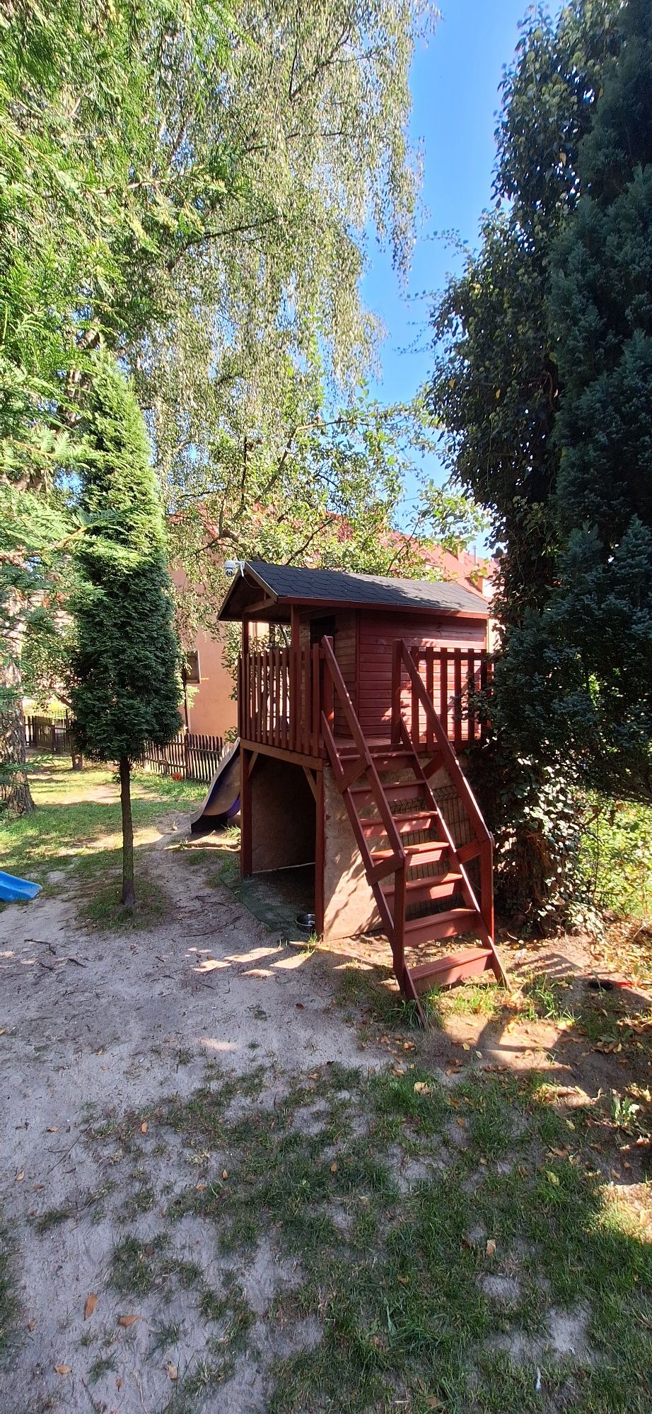 Domek drewniany dla dzieci ze zjeżdżalnią