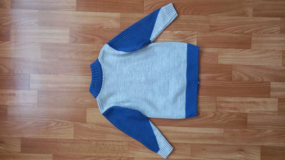 Свитер вязаный 3-4 года.