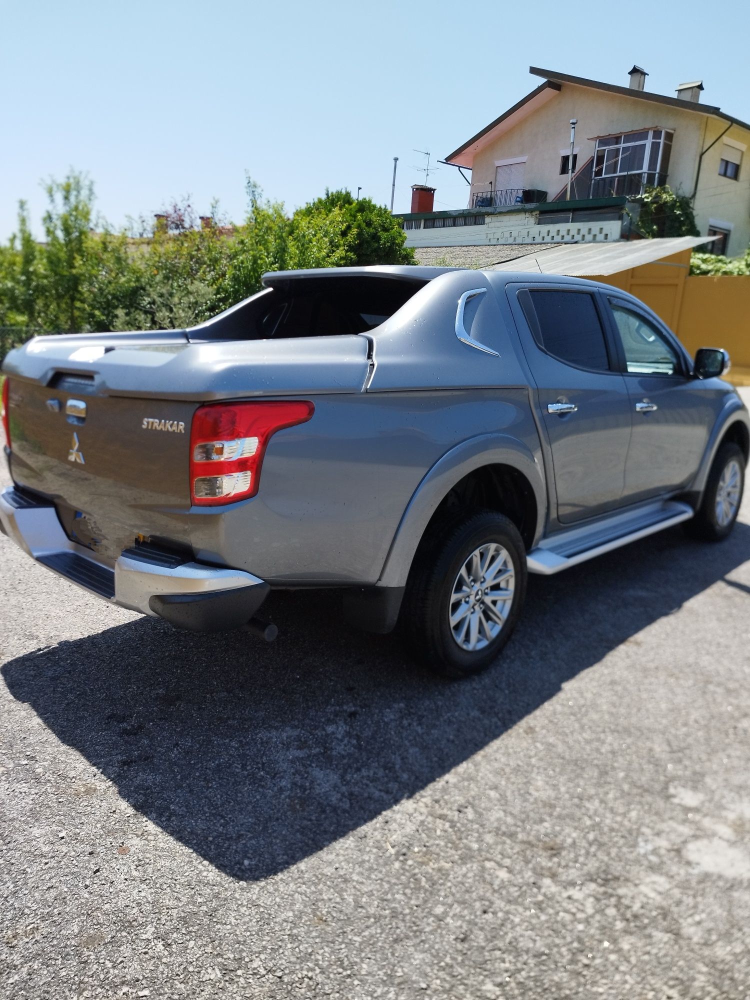 Mitsubishi L200 Strakar InStyle 2.5 181 cavalos automática
