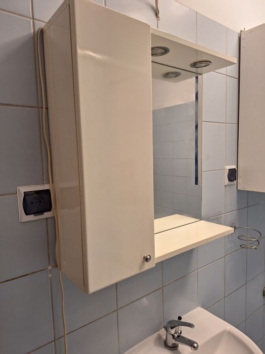 Szafka łazienkowa z lustrem