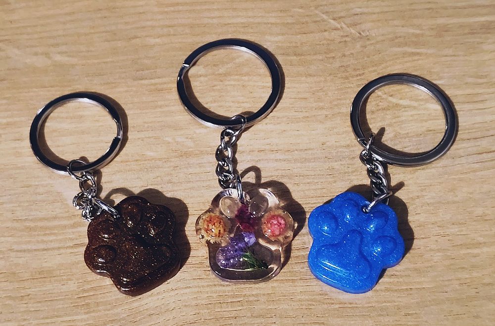 Breloki łapki z żywicy epoksydowej