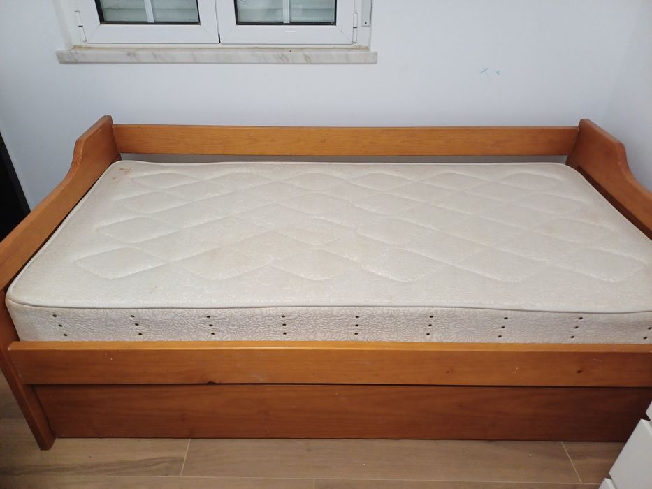 Cama em madeira de cerejeira  com gavetao