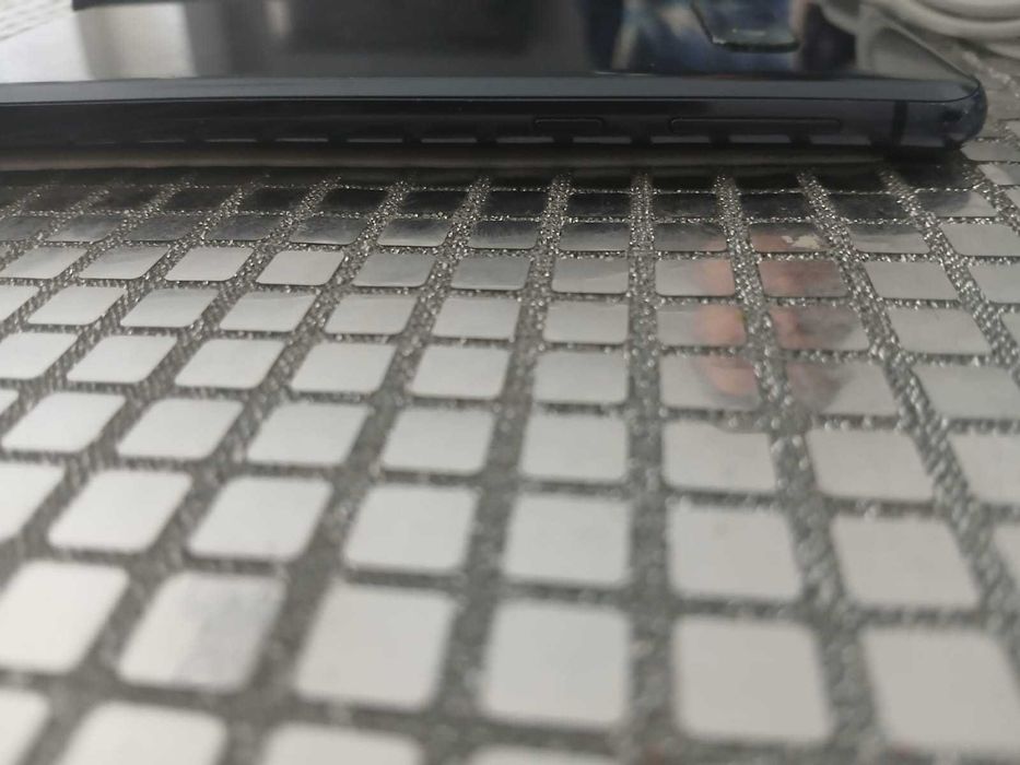 Smartfon Samsung S10e - zadbany, w komplecie nowe etui i szkło