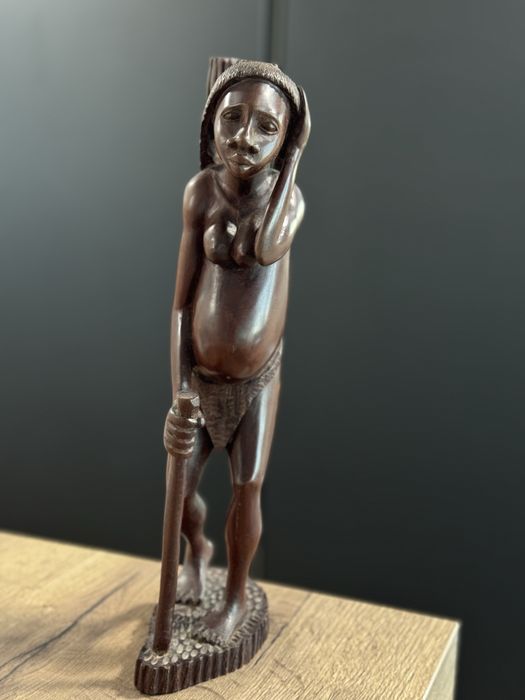 Escultura tradicional angolana em madeira