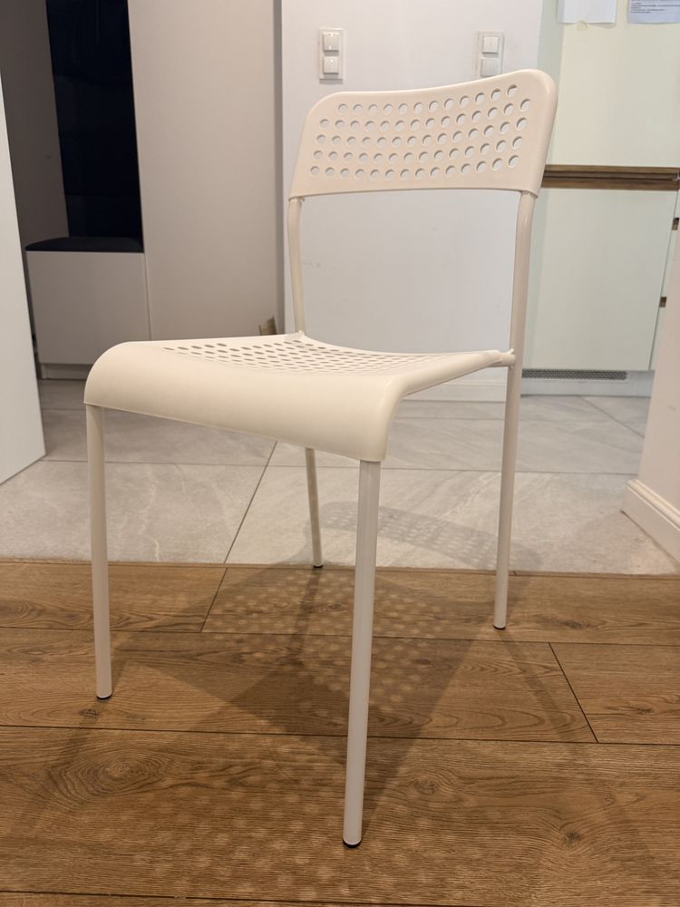 Krzesło IKEA ADDE – białe, lekkie i wygodne