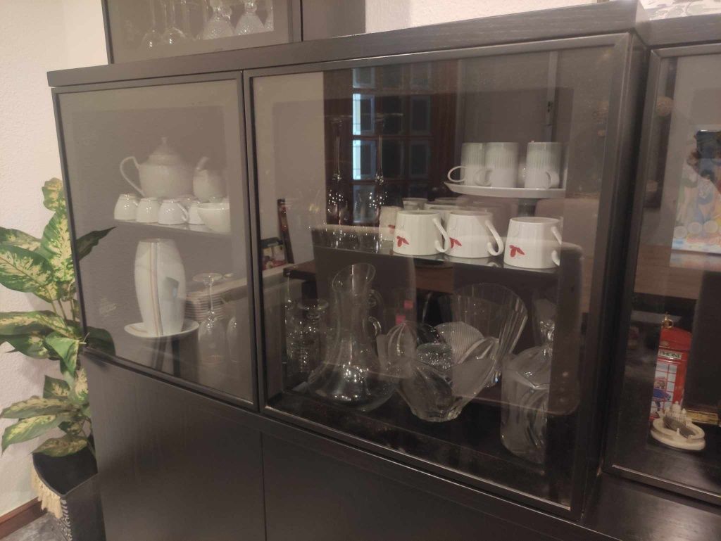 Móvel para sala de jantar ou de estar em wengue. Não é do IKEA
