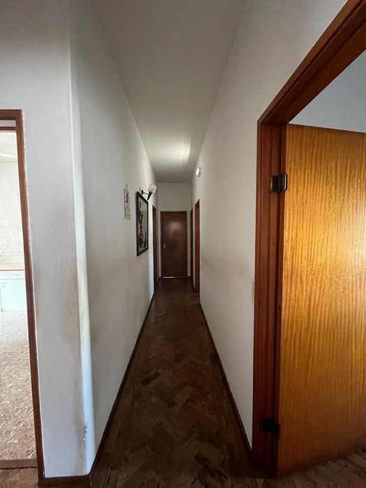 Moradia T4 na Marinha Grande com barracão e anexos