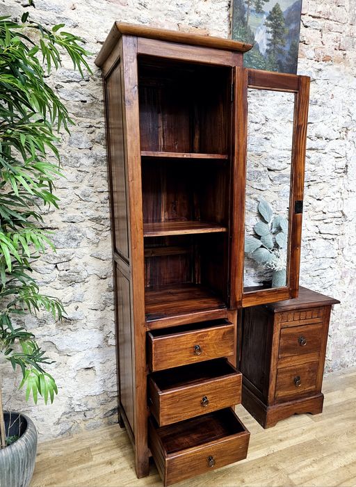 Stylowa drewniana witryna – idealna do salonu, jadalni lub gabinetu