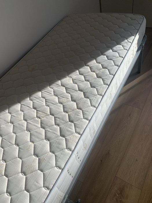 Estrado e colchão de solteiro