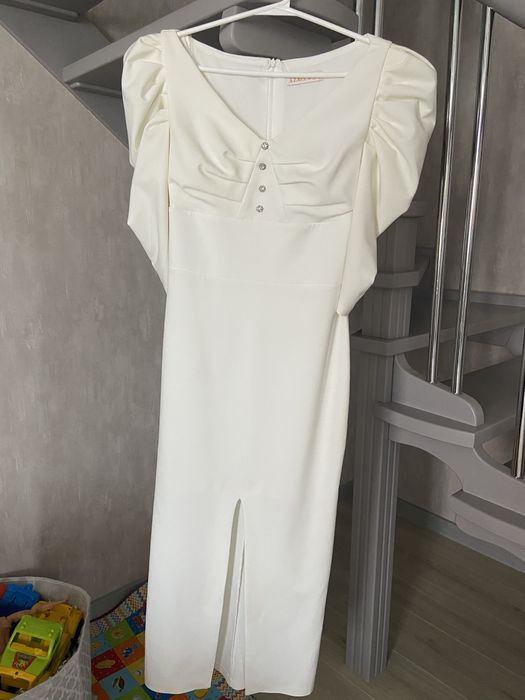 Нарядна сукня в гарному стані