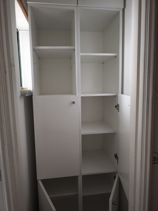 Armário branco com portas e prateleiras