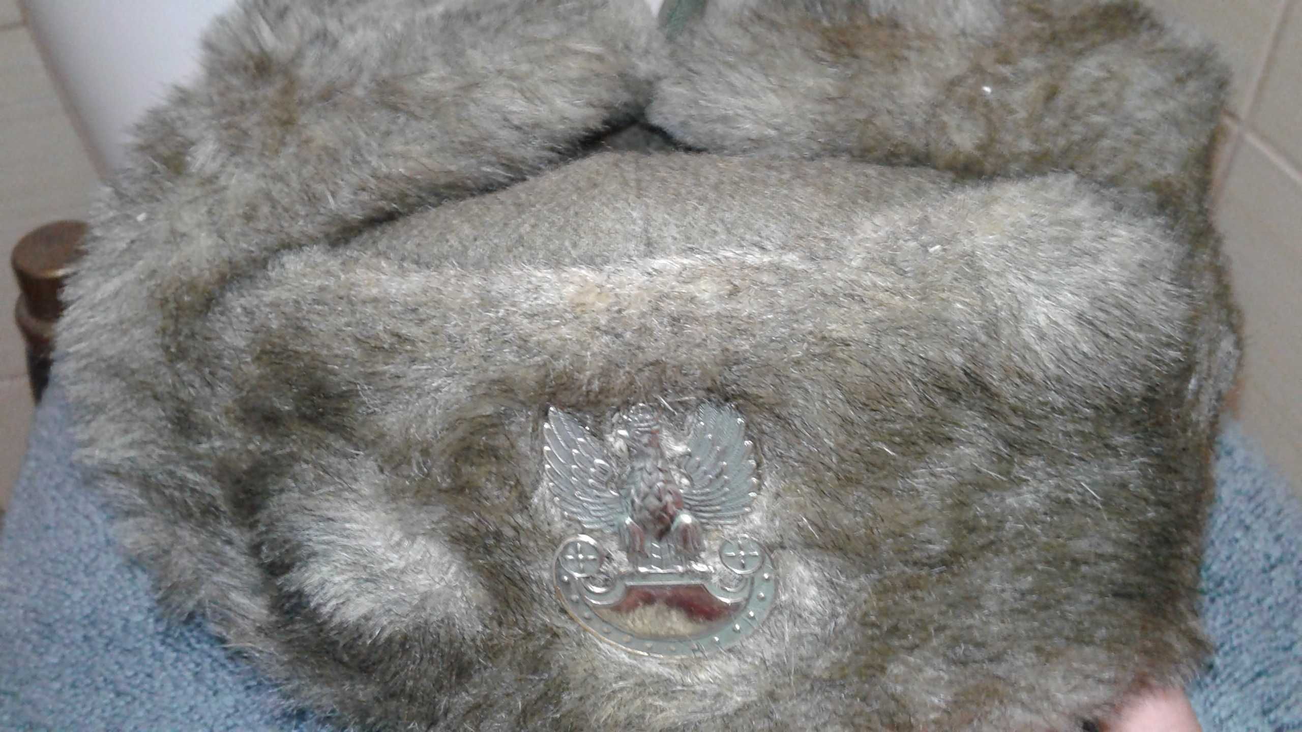 Czapka wojskowa zimowa futrzana z metalowym orłem NOWA.