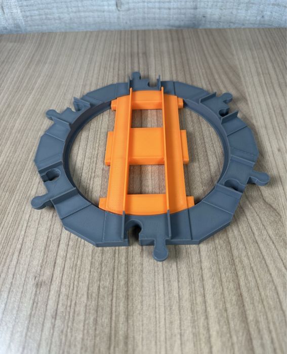 Obrotowe skrzyżowanie kolejowe kompatybilne z Lego Duplo, pociąg