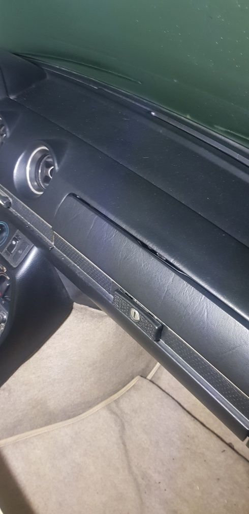 Garagem junto com carro clássico