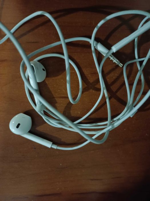 Продам наушники EarPods срочно!!