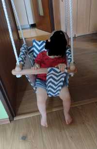Drewniana huśtawka z poduszkami dla dzieci