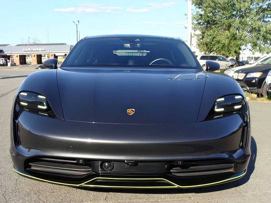 Porsche Taycan      2022