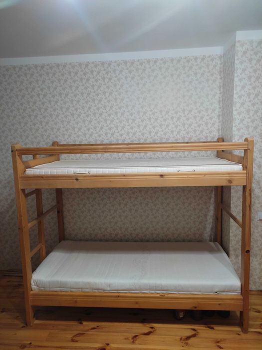Двоярусне дерев'яне ліжко з матрацами