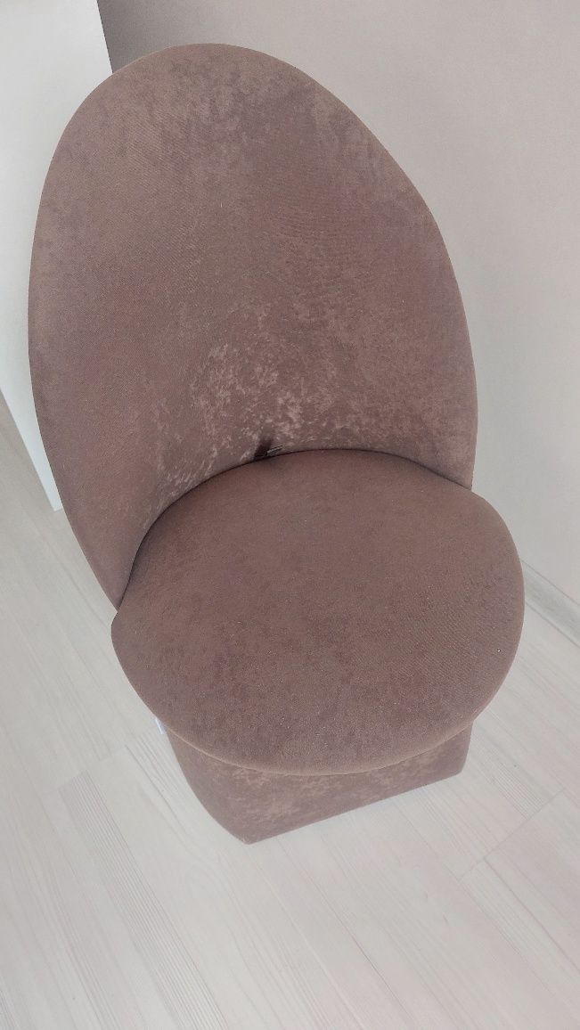 Puf z oparciem i schowkiem