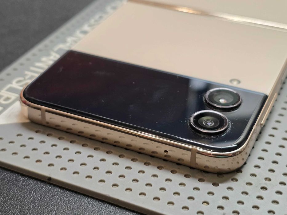 Używany - Samsung Galaxy Z Flip 4 128GB Złoty - GSM Baranowo