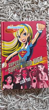 Lisa Yee Supergirl w super hero high książka dla dzieci i młodzieży