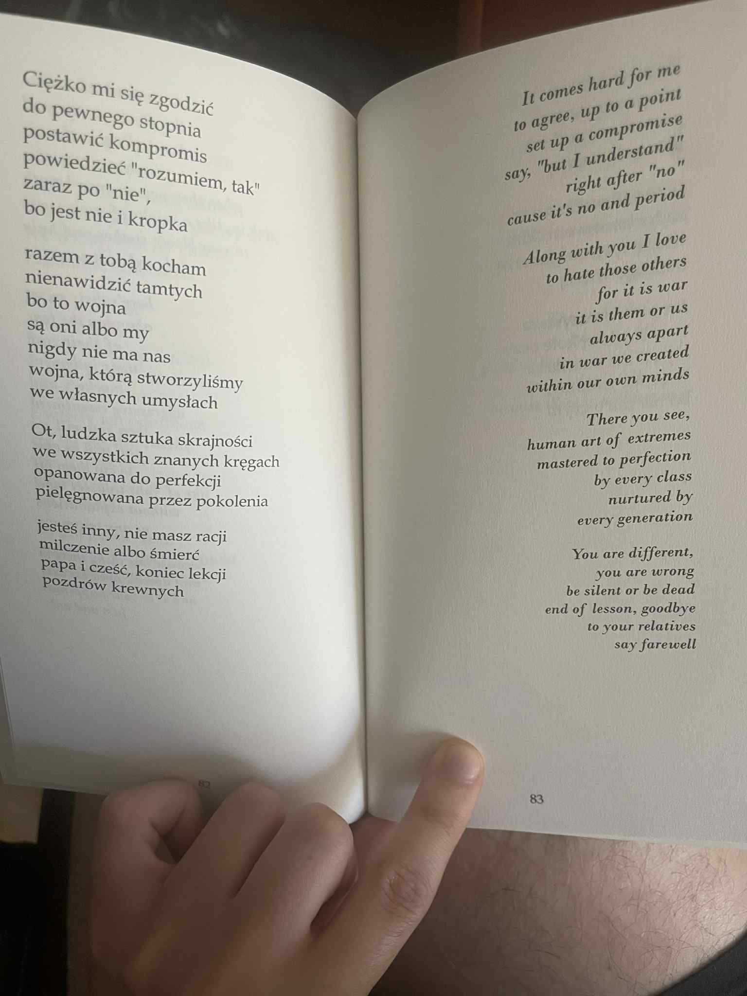 Autorski, dwujęzyczny tomik poezji "Odcienie Chłodu"