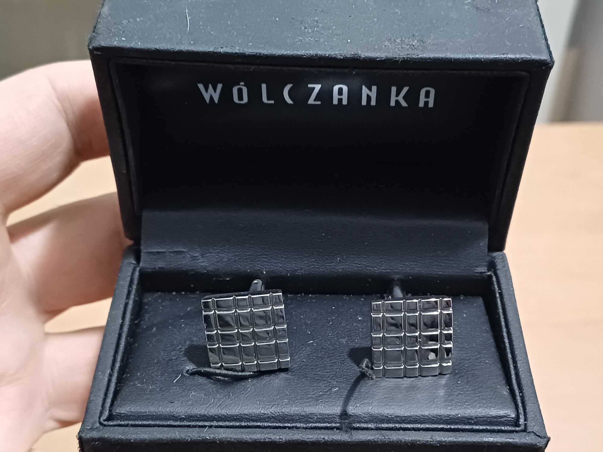 Firmowe spinki do mankietów. Wólczanka