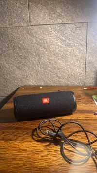 coluna JBL com cabo da JBL