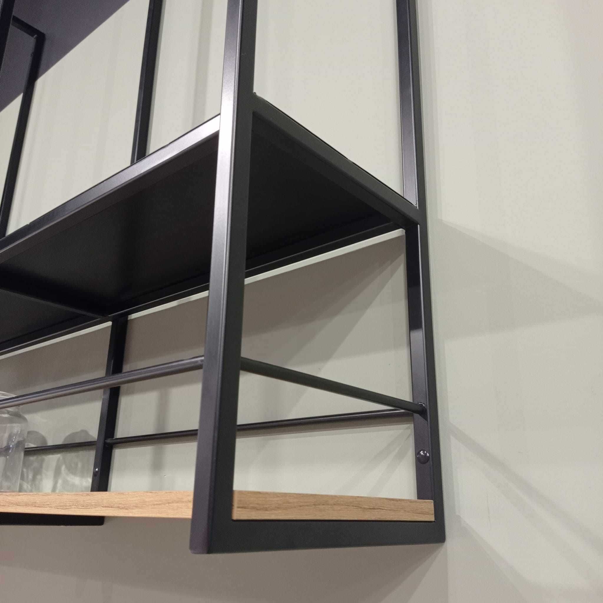 Półka Innis w stylu loft z metalowym blatem i relingami