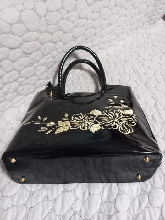 Чорна жіноча сумка .З натурального  лака.