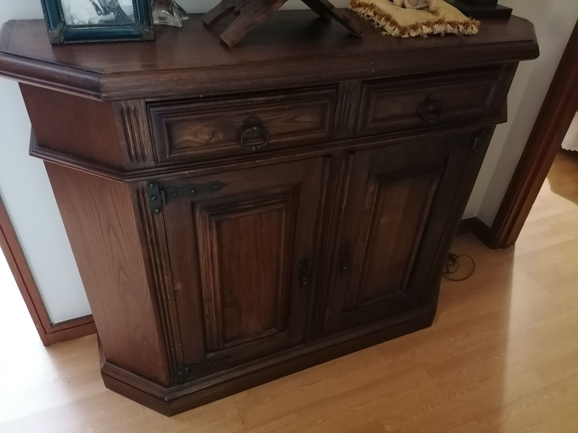 Móvel Madeira com 2 gavetas e duas portas.