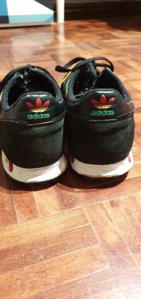 Tênis Adidas L.A Trainer Preto com listras nas cores da Jamaica