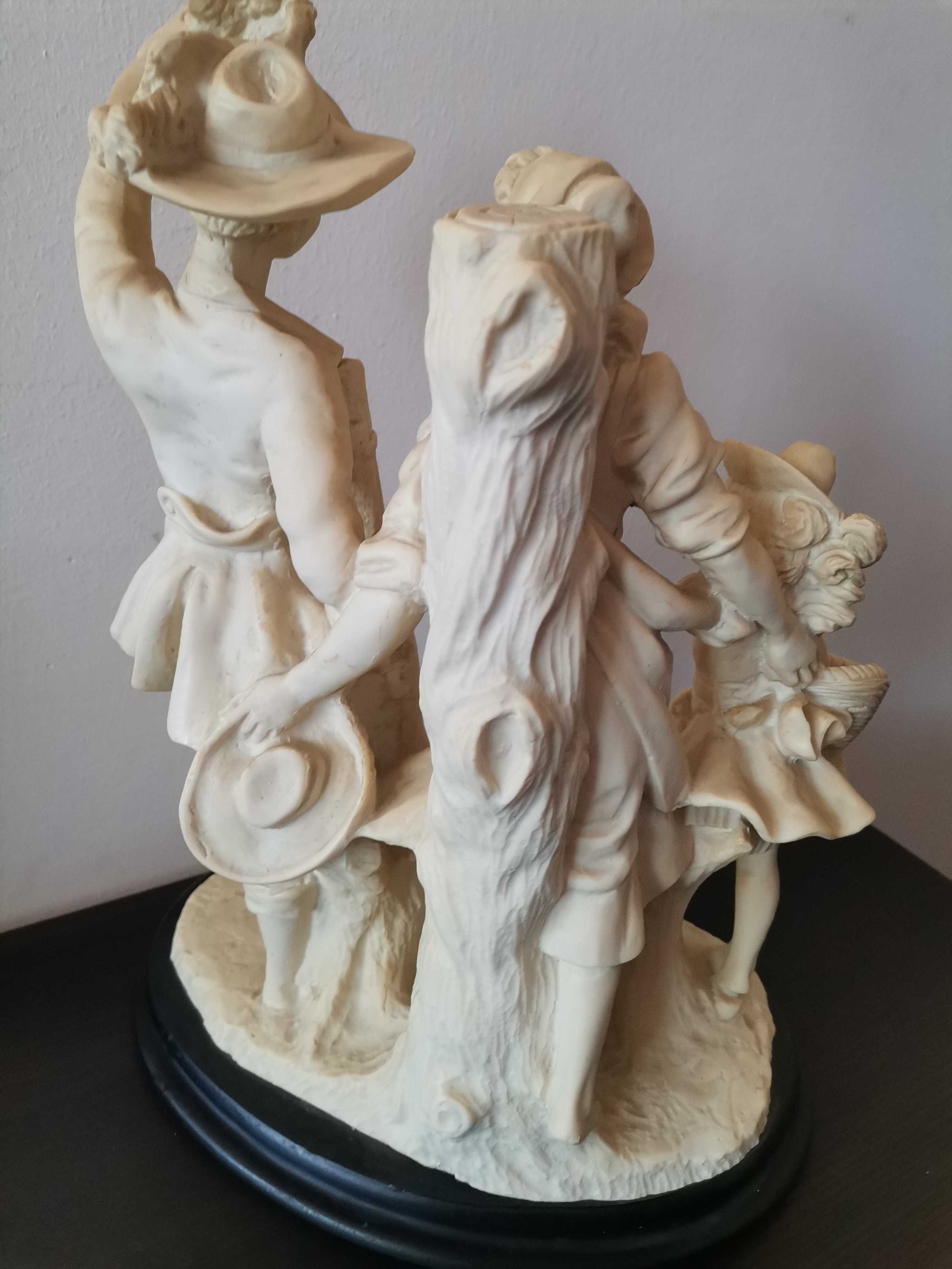 Figura "Myśliwy z rodziną " alabaster - Vintage
