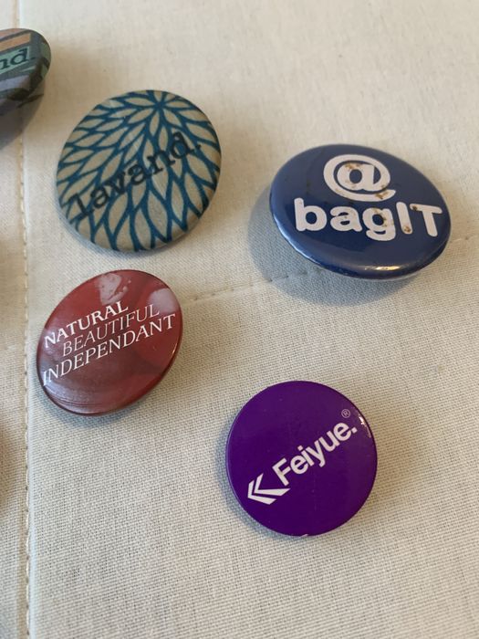 Onze crachas de varias marcas