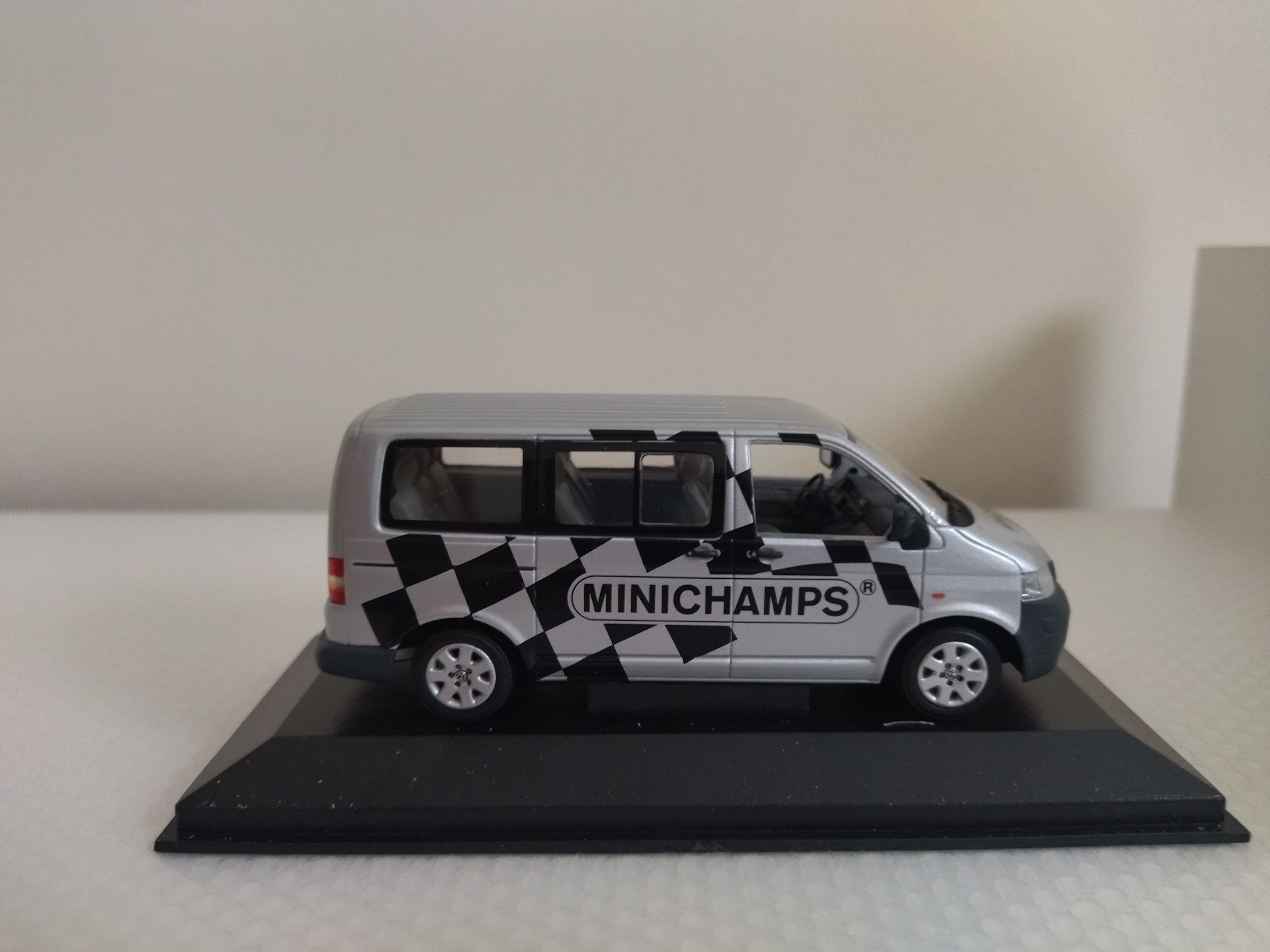 Miniatura Volkswagen T5 Bus 1/43 Nova