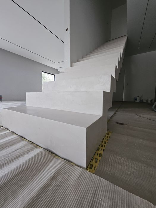 Mikrocement, żywica,,i, stiuk wenecki, tynk dekoracyjny kamienny dywan