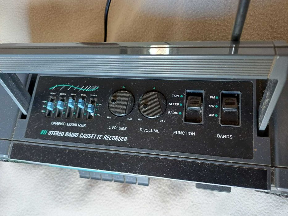 Radio pequeno com leitor de cassetes
