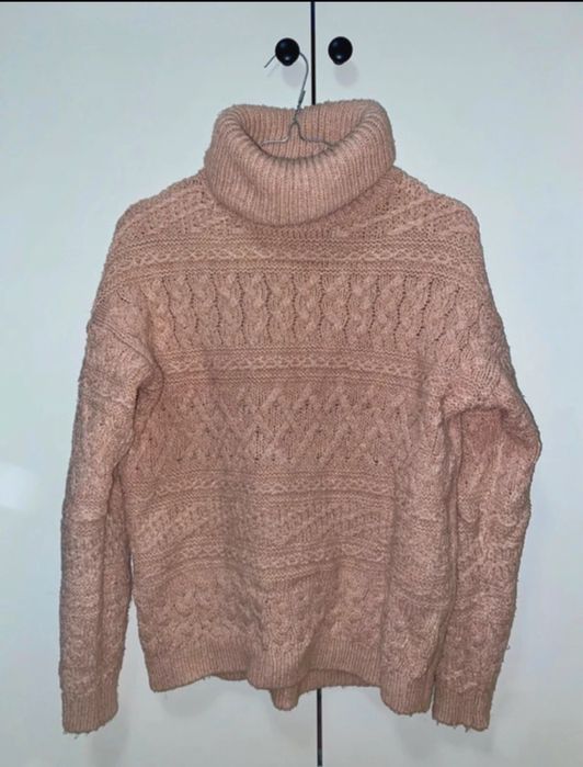 Różowy ciepły golf