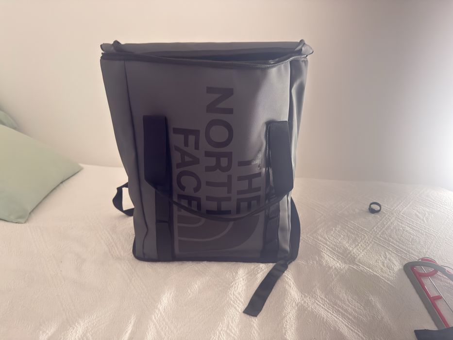 Mochila nova da marca The North Face.